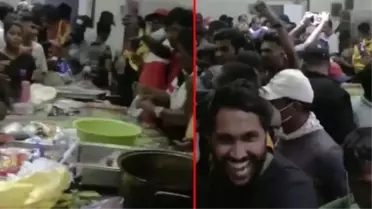 Sri Lanka'da hükümet binasına giren göstericiler mutfaktaki yemekleri yedi