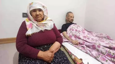 77 yaşındaki Elife teyze, yerinden kalkamayan eşini bir an olsun yalnız bırakmıyor