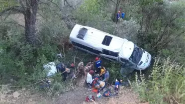 Son dakika haber! Tunceli'de, Karadeniz turu dönüşü minibüs şarampole uçtu: 3'ü ağır 19 yaralı