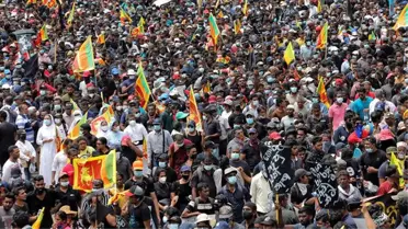 Kriz nedeniyle halkın ayaklandığı Sri Lanka'da istifası beklenen devlet başkanı ülkeden kaçtı