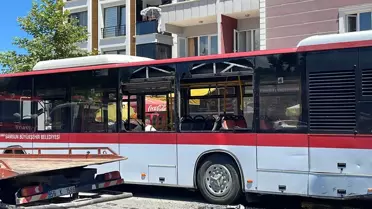 Otomobil belediye otobüsüne çarptı, 2 kişi öldü, 3 kişi yaralandı
