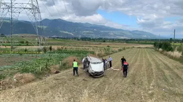 TOKAT'TA HAFİF TİCARİ ARAÇ ŞARAMPOLE DEVRİLDİ 5 YARALI