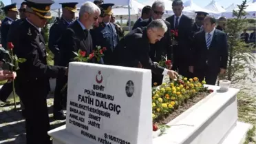 Son dakika gündem: 15 Temmuz şehidi polis Fatih Dalgıç, mezarı başında anıldı