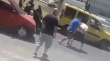 ESKİ GÜREŞÇİ, 'YOL VERME' KAVGASINDA SÜRÜCÜYÜ BEL KÜNDESİYLE HASTANELİK ETTİ