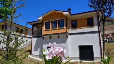 Baraj suları altında kalacak köyün taşınacağı yeni merkezde yapılan konutlar, lüks villaları aratmadı