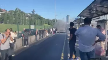 İstanbul Kadıköy'de metrobüste çıkan yangın seferleri aksattı