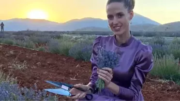 Ünlü Oyuncu Sunuculuğa Soyundu