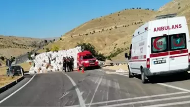 Devrilen saman yüklü kamyonun sürücüsü öldü