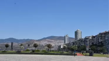 İzmir'de 38 derece sıcakta sokaklar ve kordon boyu boş kaldı