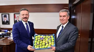 Başkan Erol, sezonun ilk incirini Vali Aksoy'a takdim etti