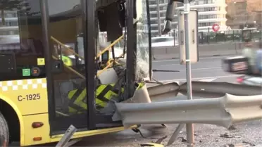 Üsküdar'da servis aracının sıkıştırdığı İETT otobüsü bariyerlere daldı