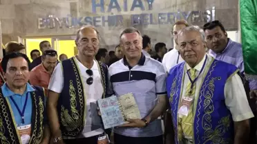 Kaya Muzaffer Ilıcak, Hatay BŞB Başkanı Lütfü Savaş'a kitaplarını hediye etti