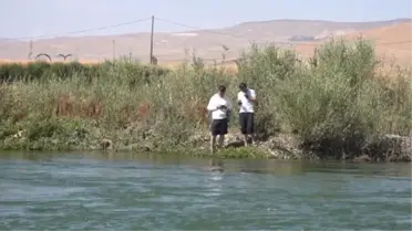 Muş'ta Murat Nehri'nde mahsur kalan 2 kişi kurtarıldı