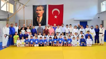 Yunusemre'den şampiyon judoculara tebrik
