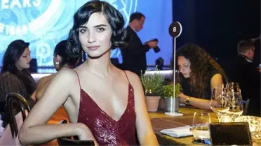 Tuba Büyüküstün ve Serkan Altunorak, aynı araçta trafik çevirmesine takıldı! Yaşadıkları panik 'Yeni bir aşk mı doğuyor?' sorusunu akıllara getirdi