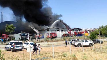 Lojistik deposunda çıkan yangına itfaiye ve TOMA'larla müdahale ediliyor