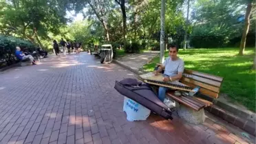 YARIM ASIRLIK KANUN USTASI PARKTA ÇALMAYA BAŞLADI