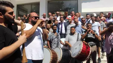 Şehzadeler Belediyesi'nde en düşük maaşın 8.216 TL'ye yükseltilmesi sonrası işçilerden belediye başkanına davullu zurnalı teşekkür