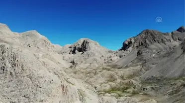 Munzur Dağları'ndaki Karagöl, doğal güzelliğiyle doğaseverleri ağırlıyor
