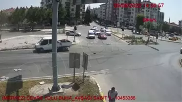 6 kişinin yaralandığı vidanjörle kamyonetin çarpıştığı kaza kamerada