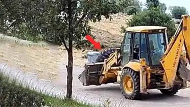 Kepçe operatörü 3 teker üzerinde hareket ederek adeta fizik kurallarına meydan okudu