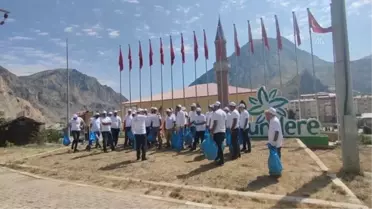 Türkiye'nin 'sakin kenti' Uzundere'de, Belediye Başkanı Aktoprak ekibiyle çöp topladı