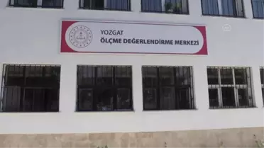 Yozgat'ta öğretmen adayı mülakata gelinliğiyle katıldı