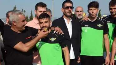 Akhisarspor'da başkan adayı Mikail Aydın'ın getirdiği baklavayı yiyen 8 futbolcu kadro dışı bırakıldı