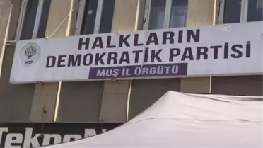 Muş'ta çocukları PKK'lı teröristlerce kaçırılan aileler HDP önündeki eylemlerini sürdürdü