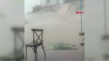 SİLİVRİ'DE SEL SULARI PLAJI VURDU, ŞEZLONGLAR AKINTIYA KAPILDI, ŞEMSİYELER DEVRİLDİ