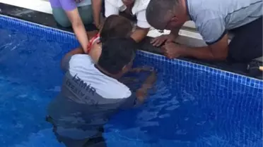 İzmir'de bileği havuzdaki boruya sıkışan çocuğu itfaiye ekipleri kurtardı