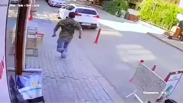 Komşu dükkanın önündeki trafik dubasını kaldırdığı için bıçaklanarak öldürüldü