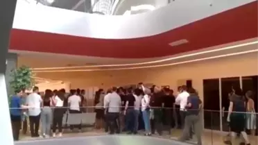 Rektör vekilinin makamını basmaya çalışan öğrenciler ile güvenlik arasında arbede