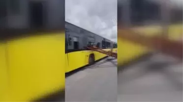 İstanbul'da tırdan sarkan demirler İETT otobüsüne çarptı