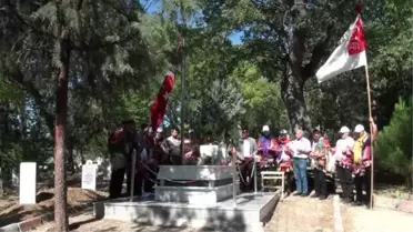 Askere gidecek Kütahyalı gençler mani söyleyip harçlık topladı