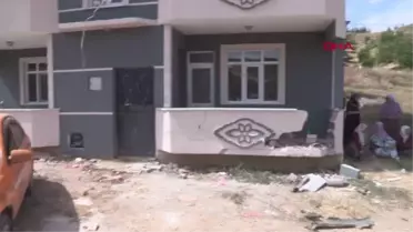 HATALI SOLLAYAN ARACA ÇARPMAMAK İÇİN EVİN BALKONUNA ÇARPTI