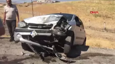 İKİ OTOMOBİL KAFA KAFAYA ÇARPIŞTI 1 ÖLÜ, 4 YARALI