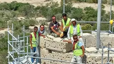 Patara Deniz Feneri yükselirken, anıtsal yazıt yerine konuldu