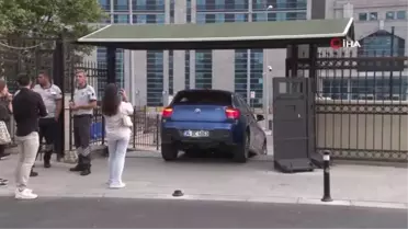 Adliyenin yaya girişinden giren otomobil merdivenlerde asılı kaldı