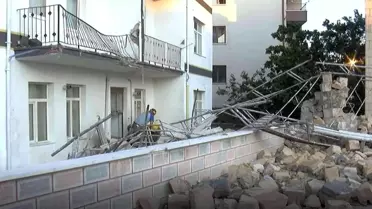 Ankara'da fırtınaya dayanamayan minare tadilat halindeki binanın üzerine devrildi