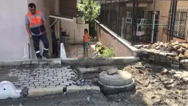 Avcılar'da İSKİ'nin açık bıraktığı rögar su baskınına ve yol çökmesine neden oldu