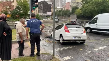 GAZİOSMANPAŞA'DA YAĞMURDA YOL ÇÖKTÜ OTOMOBİL ÇUKURA DÜŞTÜ