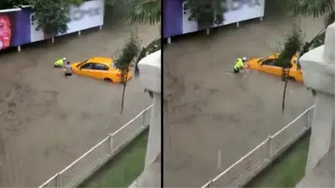 İstanbul'da polisin suya girip taksici ve yaşlı kadını kurtardığı anlar kameraya yansıdı
