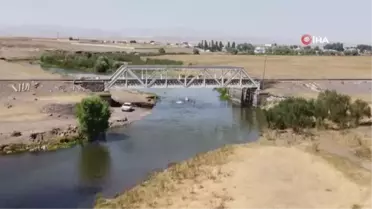 Kars'ta termometreler 35 dereceyi gördü, vatandaşlar Kars Çayı'nda serinledi