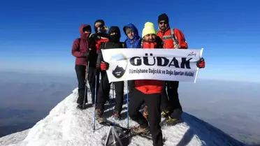 Gümüşhaneli dağcılar 10. kez Türkiye'nin çatısına çıktı
