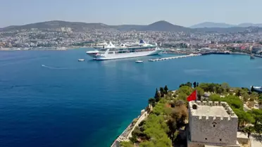 Kuşadası'na 2 kruvaziyerle 4 bin 827 turist geldi