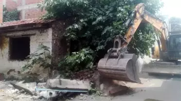 Osmangazi'de tehlike arz eden 2 metruk bina yıkıldı