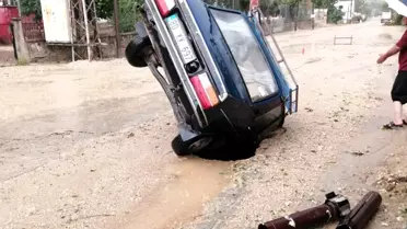 Yol çöktü, otomobil içine düştü