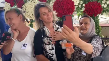 Civan Canova'nın cenaze namazında utanç veren anlar! Bir kadın sırıtarak ünlülerle fotoğraf çektirme mücadelesine girişti
