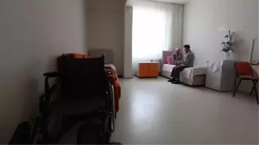 Yatağa bağımlı eşinin elini kaldıkları huzurevinde de bırakmadı